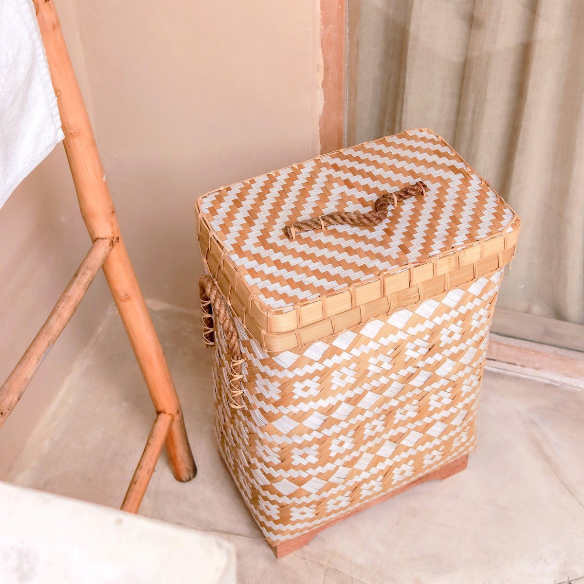 Laundry Basket with Lid DARI Handwoven from Bamboo with a Beige White Zig Zag Pattern