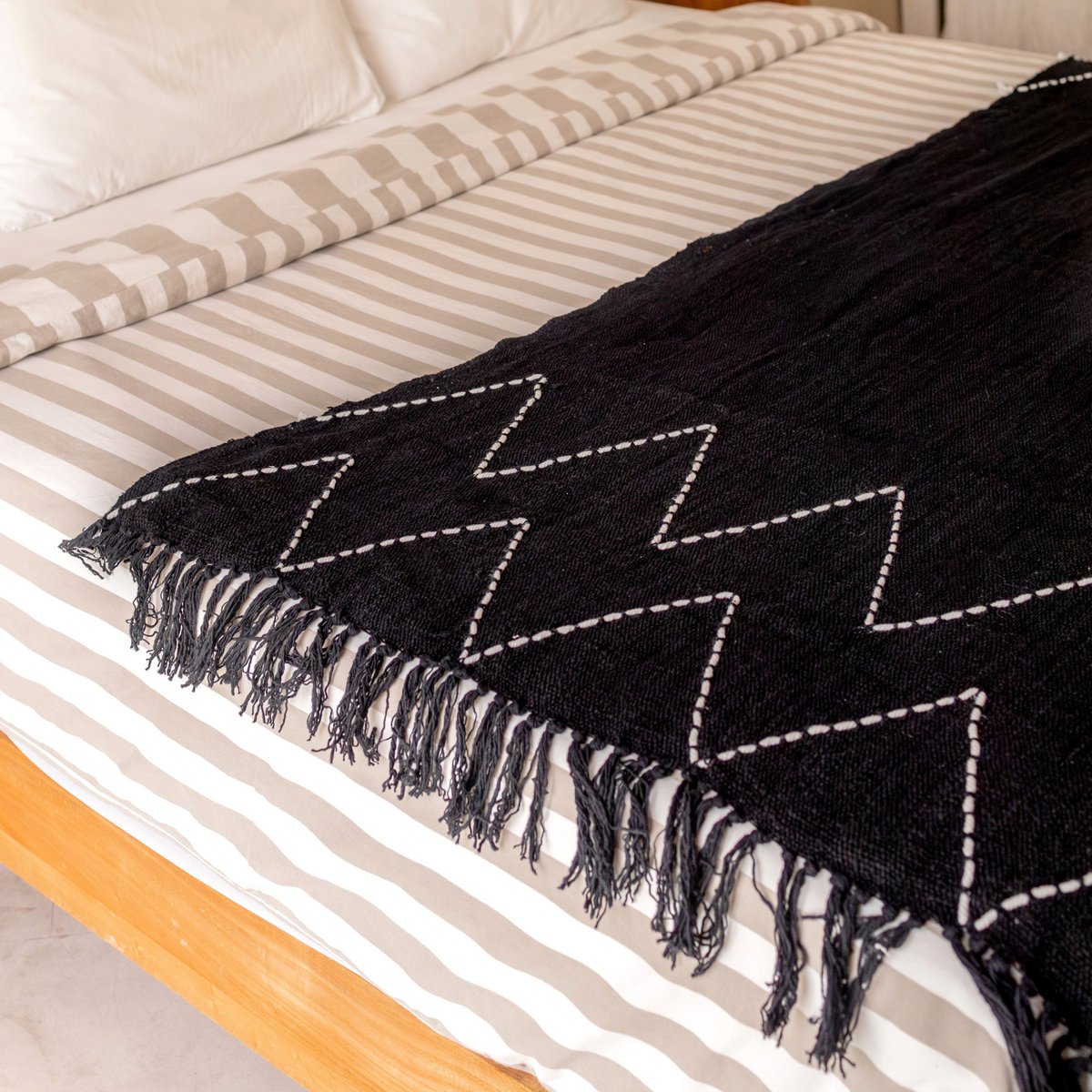 Boho Blanket Black Handwoven Cotton Blanket 140x200 cm LINGGAH Handwoven from Cotton