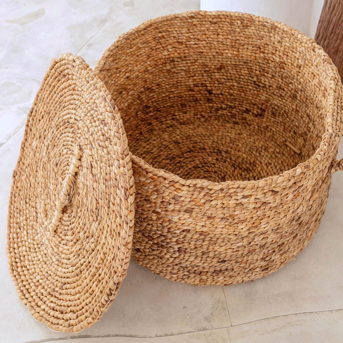 Large Laundry Basket with Lid UMBUL made from Brown Water Hyacinth | Woven Hamper Basket